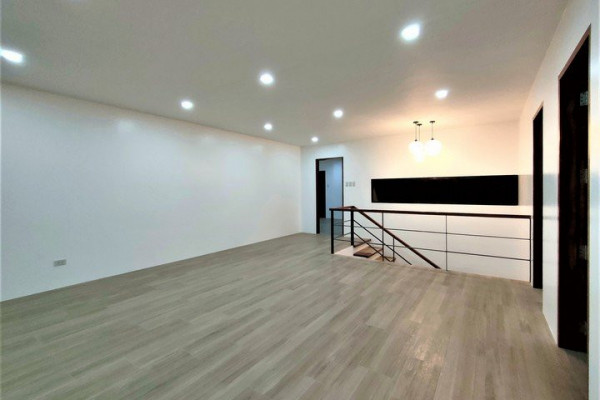 4 BEDROOM READY FOR OCCUPANCY HOUSE WITH 2 CAR PARKING IN TALAMBAN CEBU