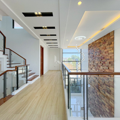 Sophisticated Modern Industrial House with Swimming Pool For Sale