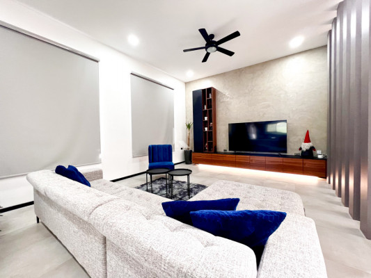 Remarkable modern concrete home for sale located in Sun Valley Estates