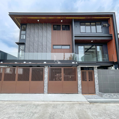 Stylish Modern Contemporary House and Lot with Roofdeck in Greenwoods Executive