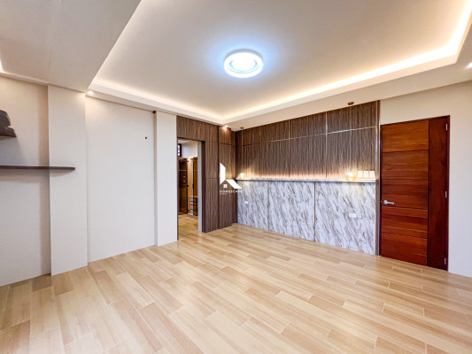 Stunning Modern House with Overlooking View in Eastland Heights