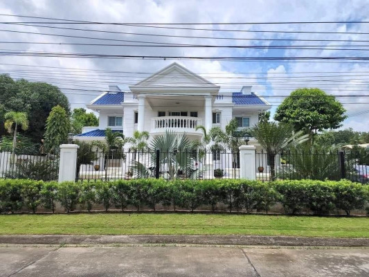 Luxurious Mansion with Pool for Sale!