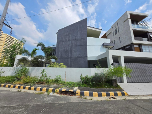 A Contemporary 3 Storey House and Lot for Sale in Parañaque City