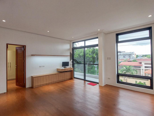 Modern semi-furnished Home for sale in Marcelo Green Village,