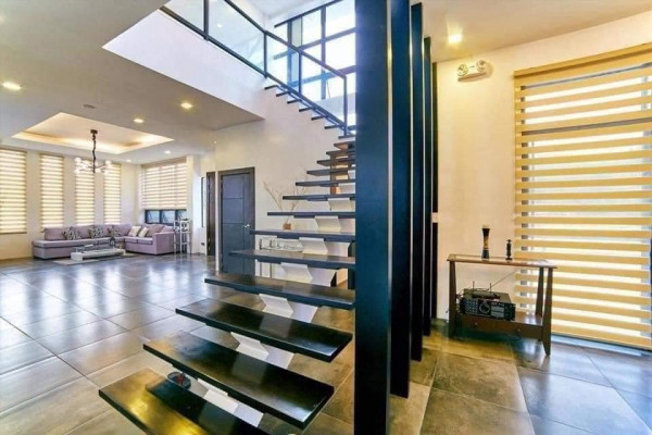 6 Bedroom Luxury Seaside House and Lot with