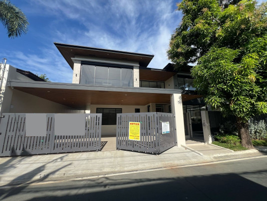 Have a Sneak in this Brand-New House in BF Home