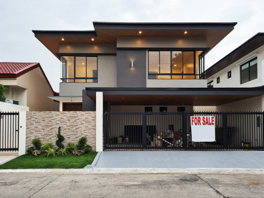 New Modern Home in BF Paranaque: A Real Charmer!