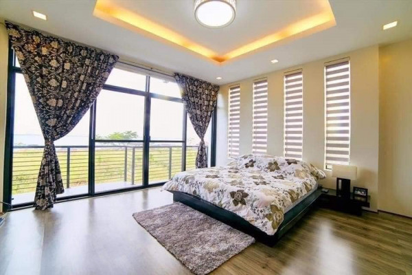6 Bedroom Luxury Seaside House and Lot with