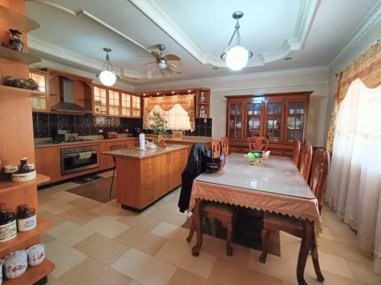 FOR SALE BUNGALOW HOUSE WITH HUGE GARDEN & RESORT TYPE POOL IN ANGELES CITY