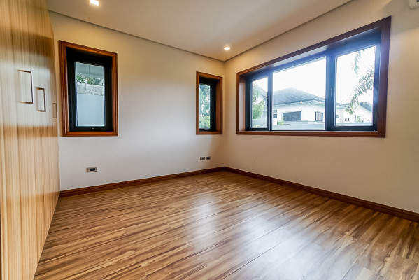 Brand new contemporary house with an elegant finish located in Tivoli Royale