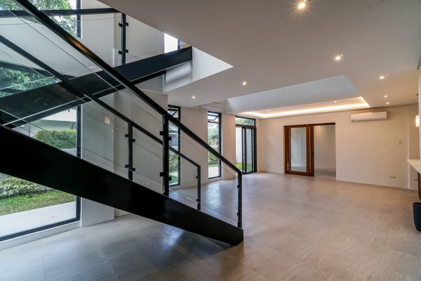 5-bedroom modern tropical house