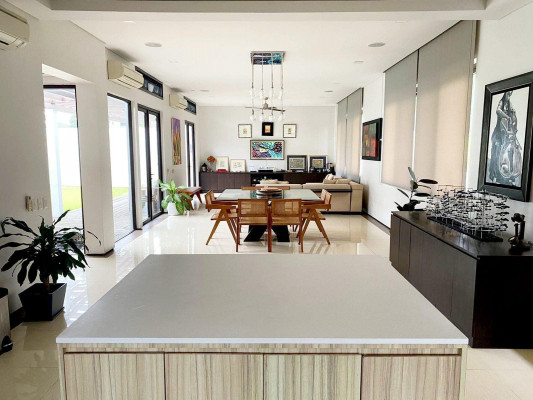 An Upscale Modern Home in Ayala Southvale Primera