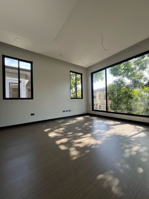 Have a Sneak in this Brand-New House in BF Home