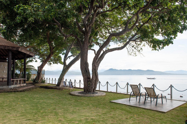 An Astounding White Beachfront Resthouse for Sale in Batangas