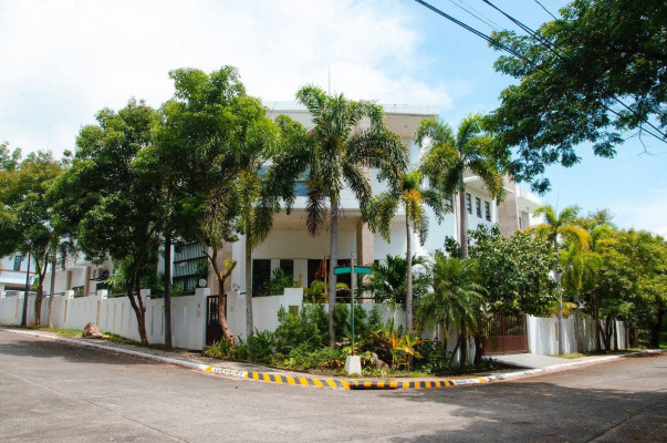 A Modern Corner House and Lot for Sale in Alabang