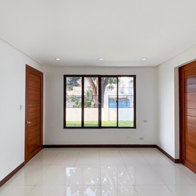 Cozy Contemporary House and Lot For Sale