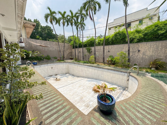 Brilliant 4-Bedroom House for Sale near Congressional Ave, QC
