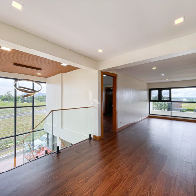 Astonishing Modern Contemporary House with Mountain Views For Sale
