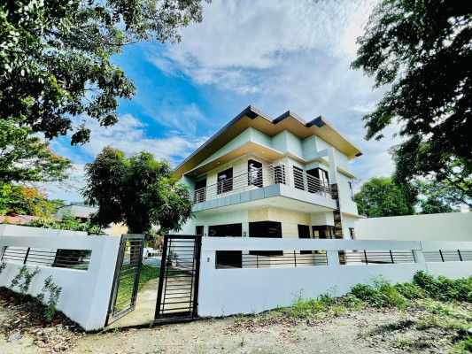 Captivating House & Lot w/ Swimming Pool for Sale in Multinational Village Parañ