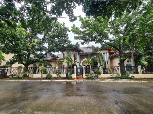 Corner Mansion in Hillsborough, Alabang