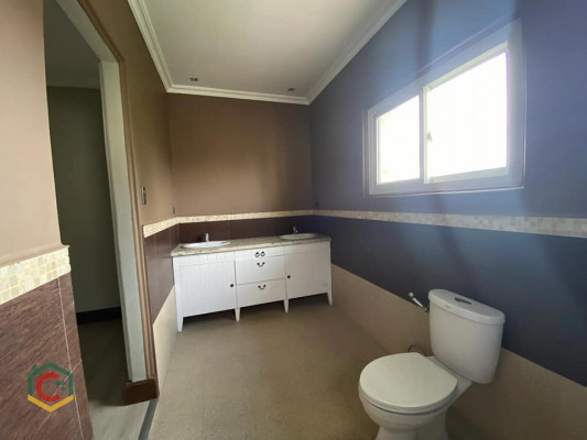 House for sale 4 bedrooms 3 bathrooms