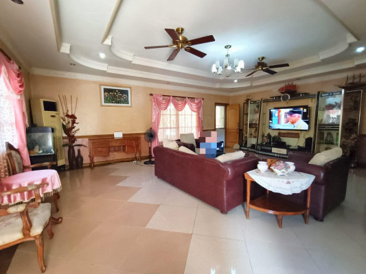 FOR SALE BUNGALOW HOUSE WITH HUGE GARDEN & RESORT TYPE POOL IN ANGELES CITY