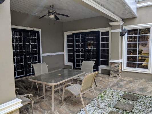 A Spectacular almost New House in Mabalacat