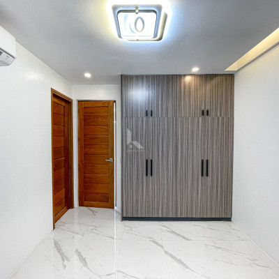Sophisticated Modern Industrial House with Swimming Pool For Sale