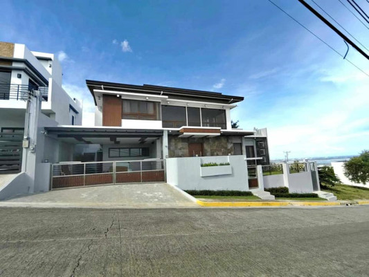 Overlooking House with Swimming Pool in Talisay Cebu