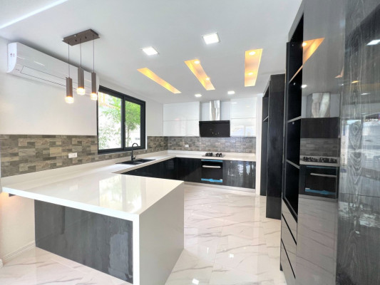 Stately Exquisite House and Lot for Sale