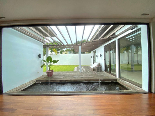 An Upscale Modern Home in Ayala Southvale Primera