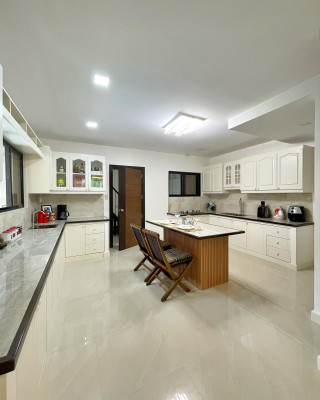 Newly renovated Contemporary House for Sale in Greenwoods Executive Village
