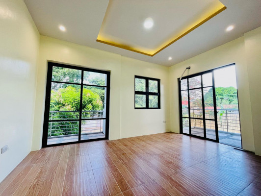 Captivating House & Lot w/ Swimming Pool for Sale in Multinational Village Parañ