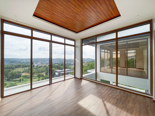 Vast Home with Overlooking Mountain View For Sale