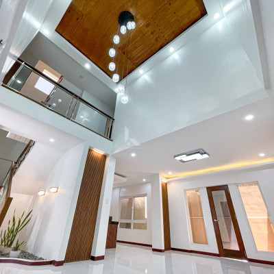 Bright and Airy Modern Home For Sale in Greenwoods Executive Village