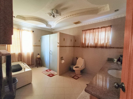 FOR SALE BUNGALOW HOUSE WITH HUGE GARDEN & RESORT TYPE POOL IN ANGELES CITY