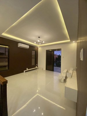 MODERN CONTEMPORARY TWO STOREY HOUSE WITH POOL