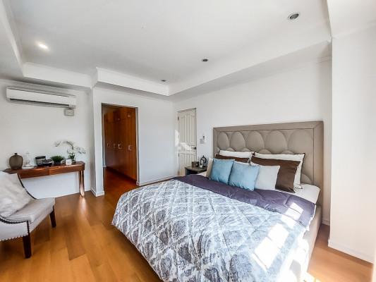 Experience English countryside with this 2-Storey House and Lot for Sale