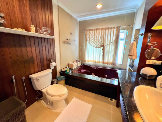 Alluring American Country Style House and Lot For Sale
