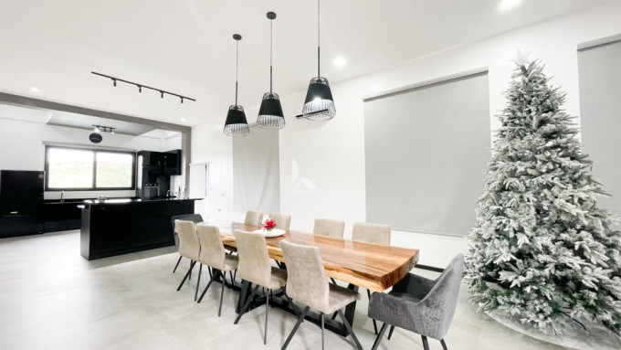 Remarkable modern concrete home for sale located in Sun Valley Estates