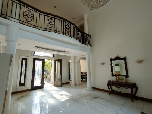 Corner Mansion in Hillsborough, Alabang