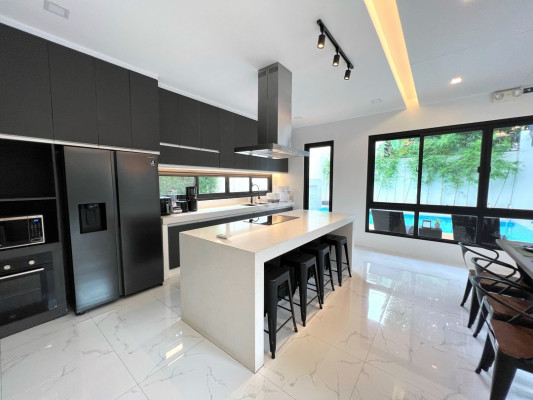 Refined Contemporary House and Lot for Sale