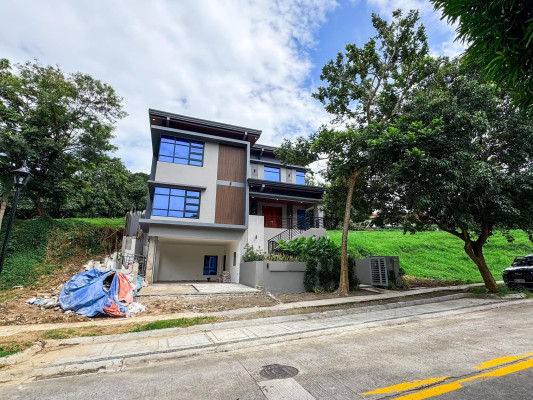 Exquisite 5- Bedroom House and Lot for Sale