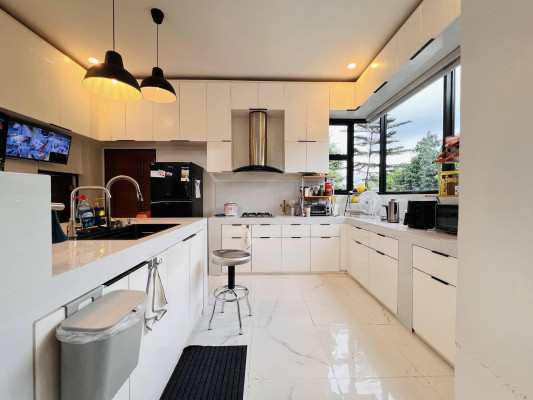 Own this Cozy Preowned 2-Storey House in Beverly Hills Subdivision
