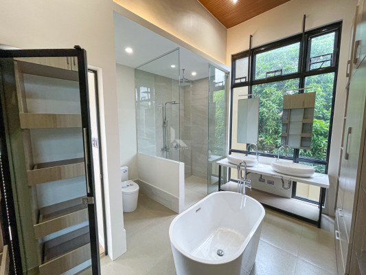 Elegant Modern Contemporary House with Swimming Pool For Sale