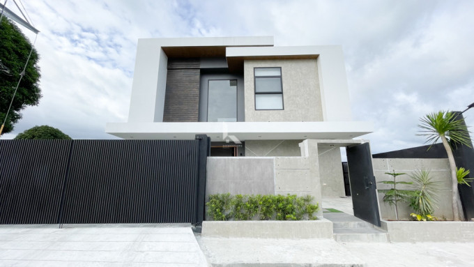 Remarkable modern concrete home for sale located in Sun Valley Estates