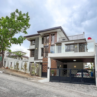 Gorgeous Modern Contemporary Home with Overlooking View For Sale