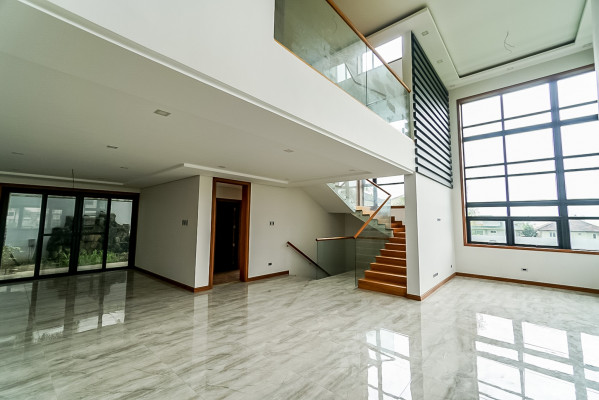 Brand new contemporary house with an elegant finish located in Tivoli Royale
