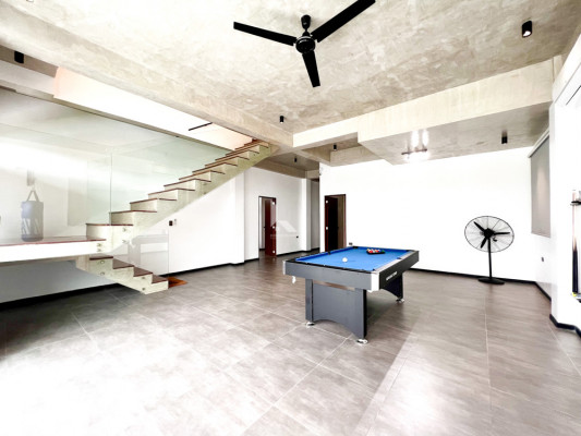 Remarkable modern concrete home for sale located in Sun Valley Estates