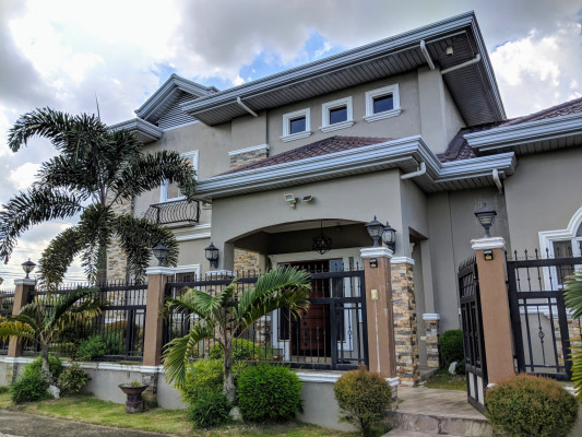 A Spectacular almost New House in Mabalacat